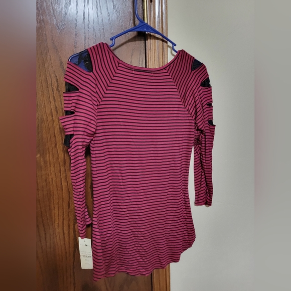 Cute lace sliced arm shirt size M - Picture 2 of 3